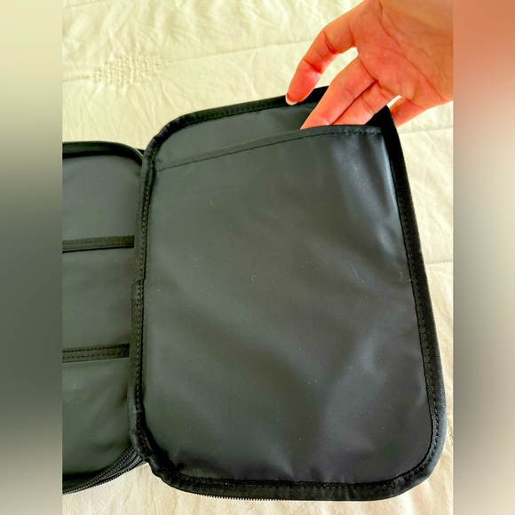 LIKE NEW Bible cover/carrier has pockets & storage, includes highlighter. - Picture 2 of 10